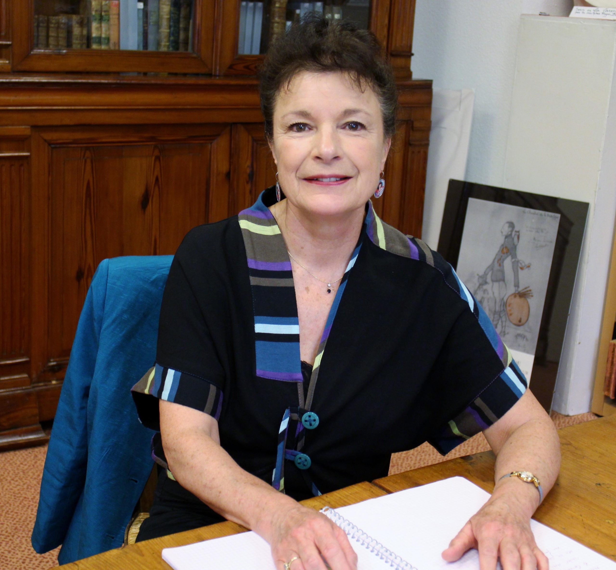 marie devant son cahier d'écriture